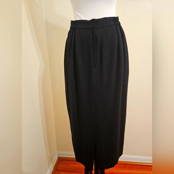 FELICE Two Piece Ladies Elegant Navy Suit - Picture 5 of 8